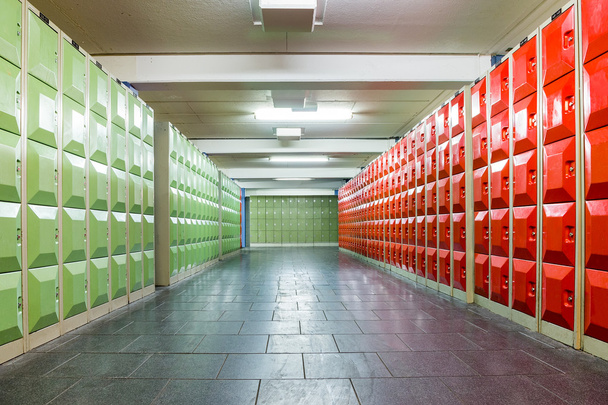 Couloir avec casiers dans le bâtiment de l'école
 - Photo, image