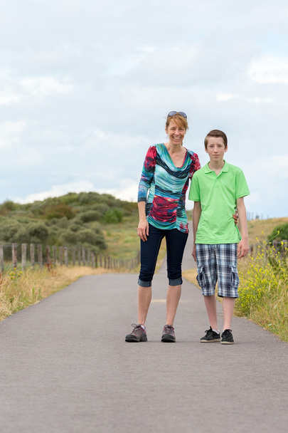 Madre e hijo holandeses caminando en la naturaleza
 - Foto, imagen