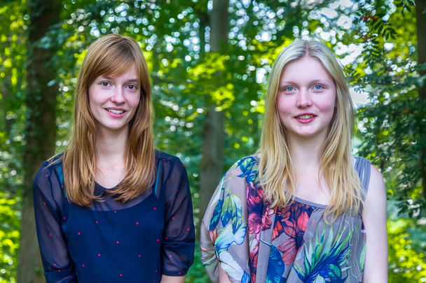 Ritratto di due ragazze adolescenti e sfondo alberi
 - Foto, immagini