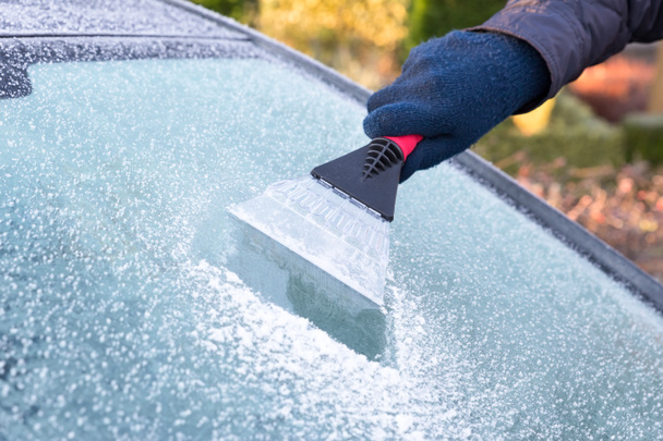 Mano arañando hielo de la ventana del coche
 - Foto, Imagen