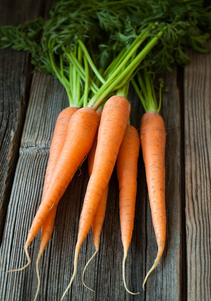 Karotten gesunder vegetarischer Rohkost-Snack auf Vintage-Holzgrund - Foto, Bild