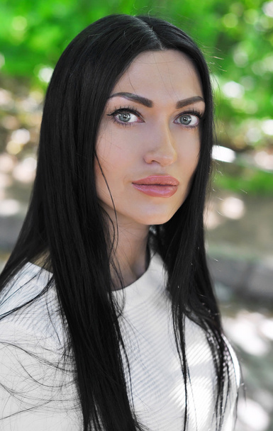 Portrait of a beautiful brunette in the park - Fotografie, Obrázek