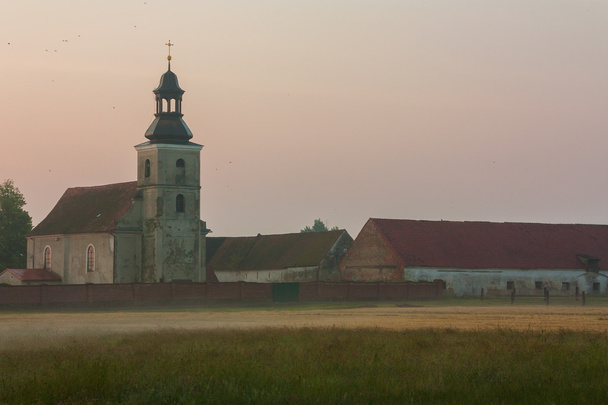 Chiesa e fabbricati agricoli
 - Foto, immagini