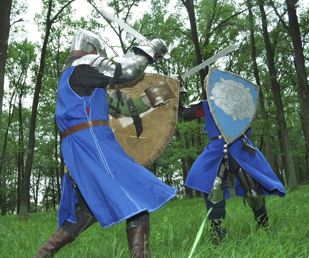 Slag bij twee ridders in harnas - Foto, afbeelding