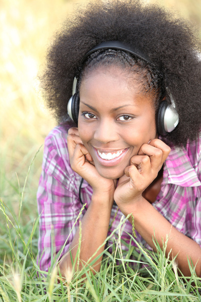 Black woman hearing music through headphones - Φωτογραφία, εικόνα
