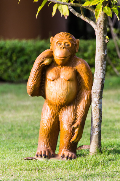 socha opice v trávníku - Fotografie, Obrázek