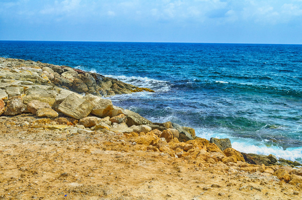 Ranta ja sininen meri. Paphos, Kypros
. - Valokuva, kuva