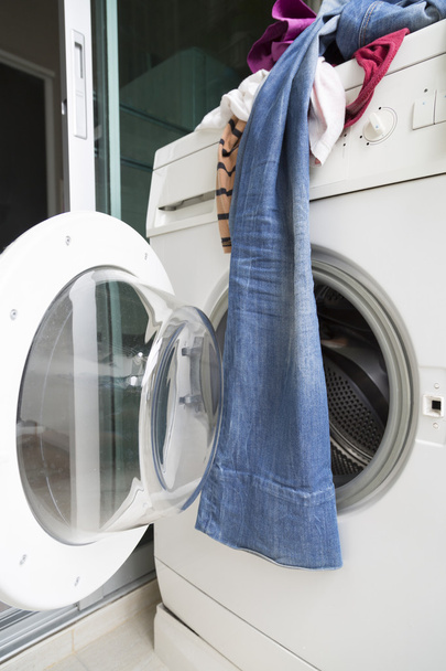 kleding op wasmachine  - Foto, afbeelding
