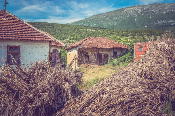 Разрушенные здания в сербском селе
 - Фото, изображение