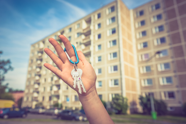 Agente imobiliário dando chaves planas para um novo proprietário
 - Foto, Imagem