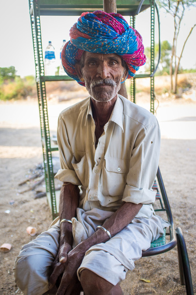 Indian tribesman sits on chair - Foto, immagini
