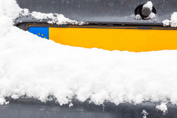 Niederländisches Autokennzeichen mit Schnee - Foto, Bild