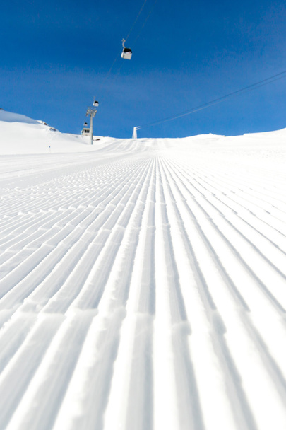 Newly groomed ski slope on a sunny day - Foto, Imagem