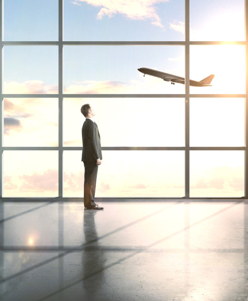 businessman looking to airplane - Foto, afbeelding
