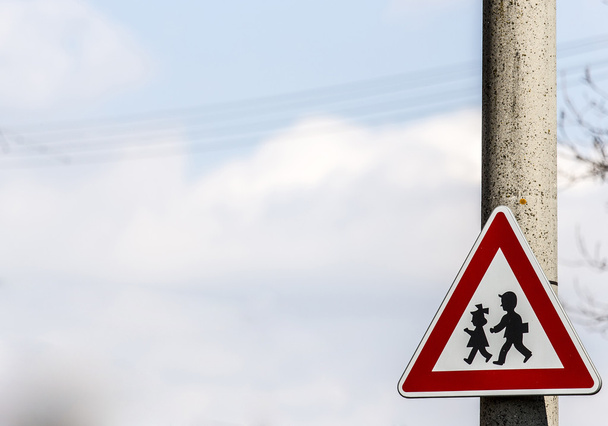 verkeersbord met waarschuwing - bescherming van kinderen in de buurt van school - Foto, afbeelding
