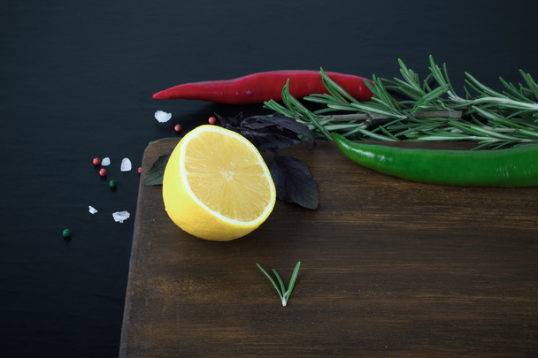 Basilic, rosemary, red and green chili pepper, half a lemon and  - Foto, Bild