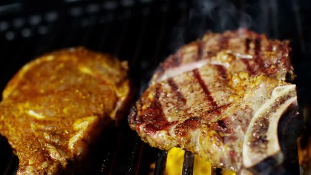 Zdrowy tryb życia dieta gotowanie świeżych organicznych stek T-Bone płomienie Grill grilla - Materiał filmowy, wideo