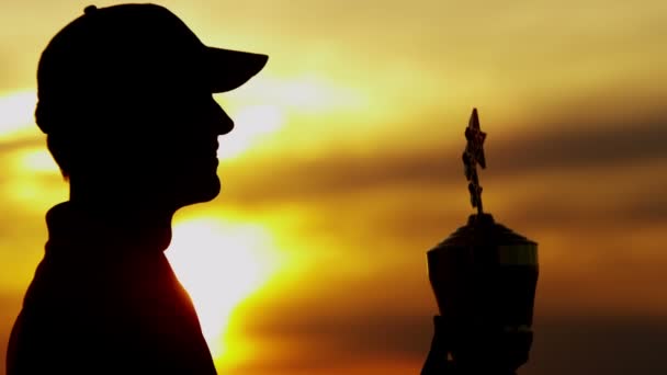 Silhouette eines männlichen Golfprofis mit Trophäe - Filmmaterial, Video