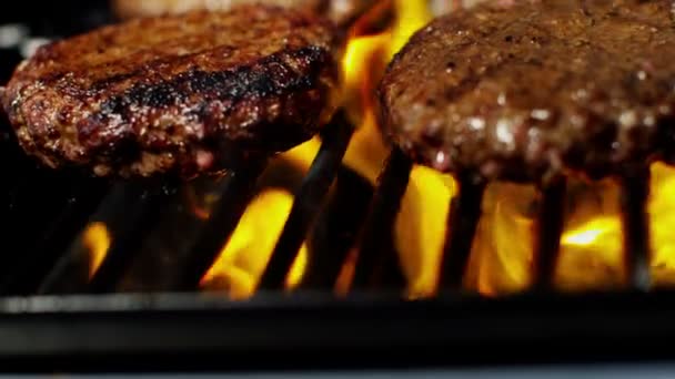 hamburguesas de carne en la parrilla de llama
 - Metraje, vídeo