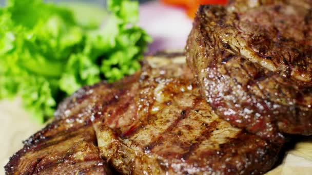 T-bone steak s čerstvou zeleninou - Záběry, video
