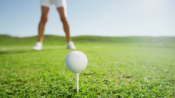 Golferin beim Golfspielen - Filmmaterial, Video