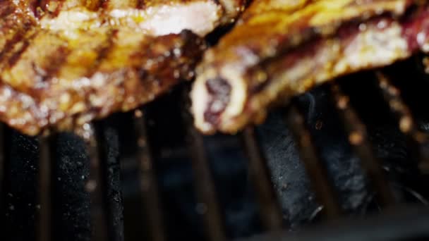 Стейки з яловичини на грилі в стейк-хаусі
 - Кадри, відео