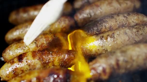 kiełbasy grillowane mięso na grilla - Materiał filmowy, wideo