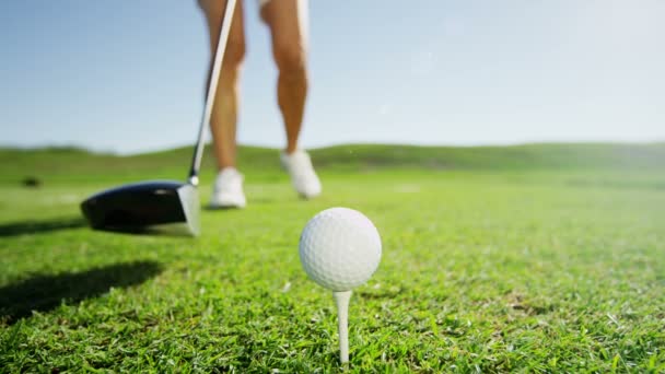 jugador de golf femenino jugando al golf
 - Imágenes, Vídeo