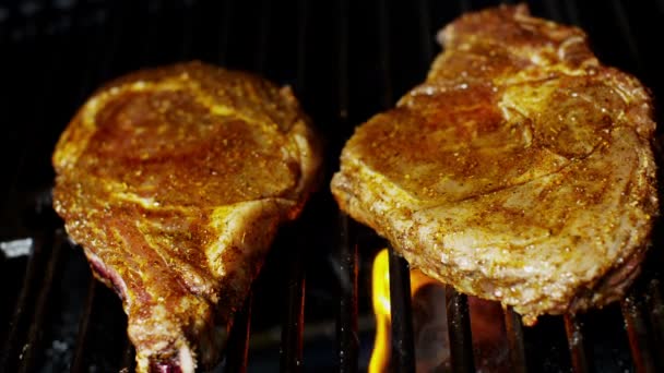 Стейки з яловичини на грилі в стейк-хаусі
 - Кадри, відео
