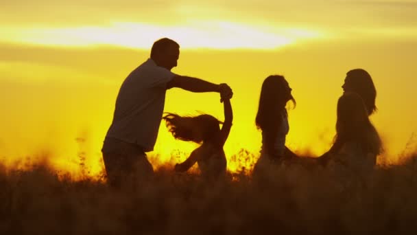 padres con hijas en el prado al atardecer
 - Metraje, vídeo