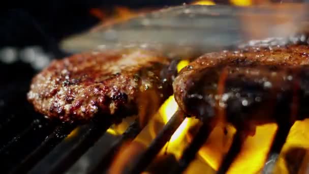 friss darált marha hamburgerek a grill - Felvétel, videó