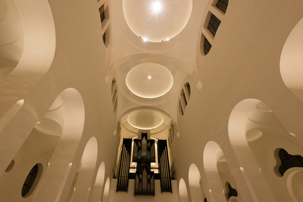 Interior da Igreja moderna com órgão
 - Foto, Imagem