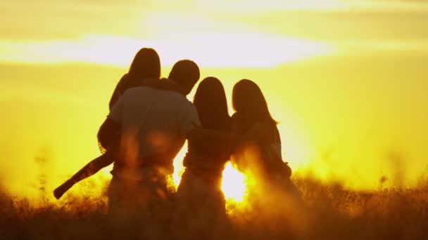 батьки з дочками на лузі на заході сонця
 - Кадри, відео