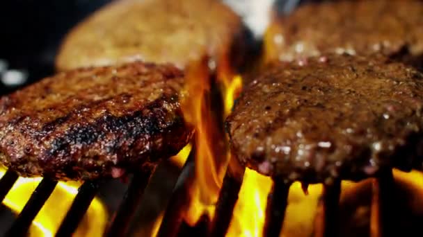 hamburguesas de carne en la parrilla de llama
 - Imágenes, Vídeo