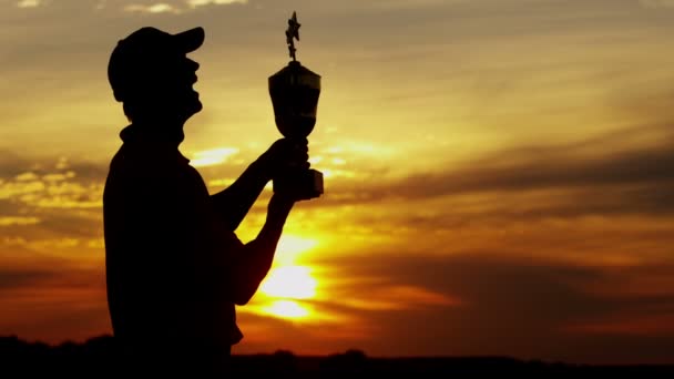 silueta de jugador profesional de golf masculino con trofeo
 - Metraje, vídeo