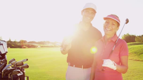 Férfi és női golf játékosok golfpálya - Felvétel, videó