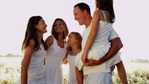 padres con hijas abrazándose juntas
 - Metraje, vídeo