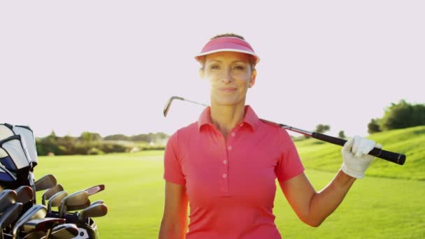 golfový hráč s golfovými kluby venku - Záběry, video