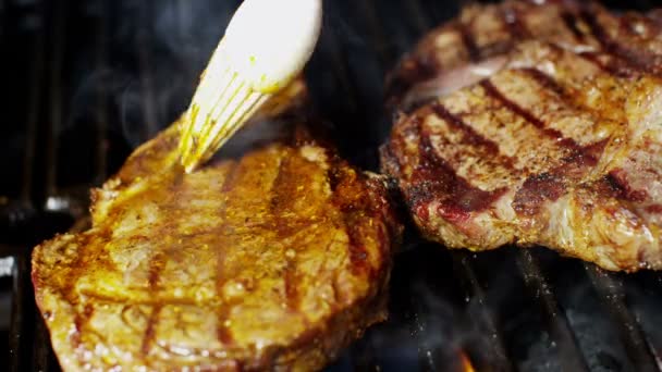 Plamenem, grilování čerstvých T-Bone hovězí Steak dieta životní Protein moderní zařízení - Záběry, video