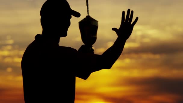 Golfprofi feiert seinen Sieg - Filmmaterial, Video
