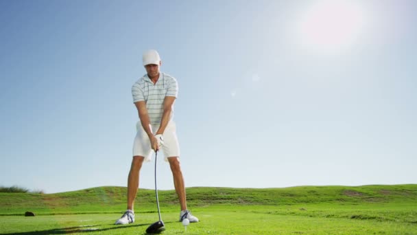 mężczyzna golf gracz gry w golfa - Materiał filmowy, wideo