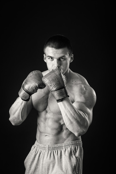 Athletic man in boxing gloves - Zdjęcie, obraz