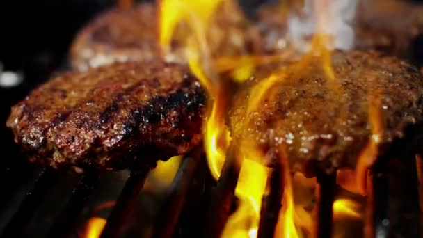 frische Hackfleisch-Burger auf dem Grill - Filmmaterial, Video