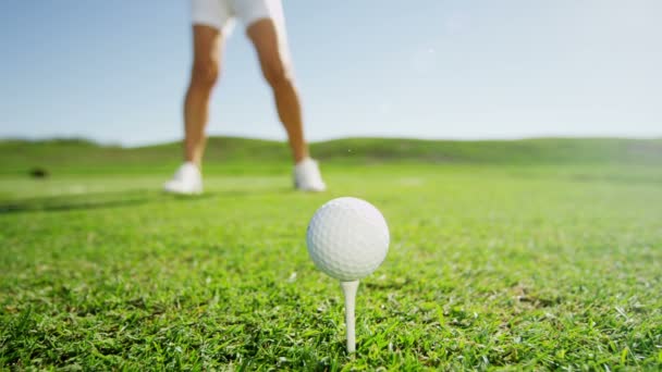 vrouwelijke golfspeler golfen - Video