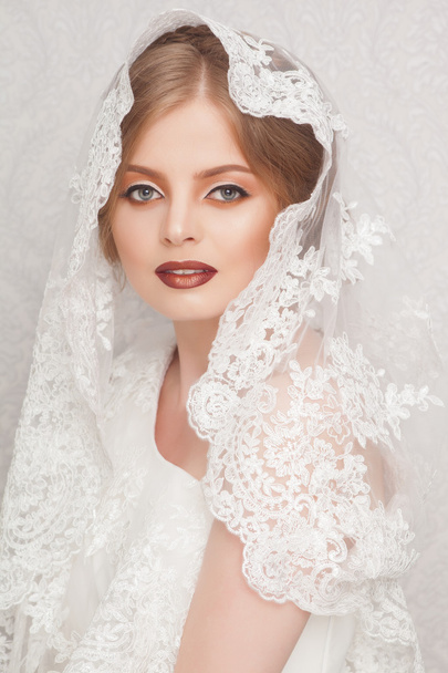 beautiful and fashion bride with glamour makeup and hairstyle in luxury interior - Fotó, kép