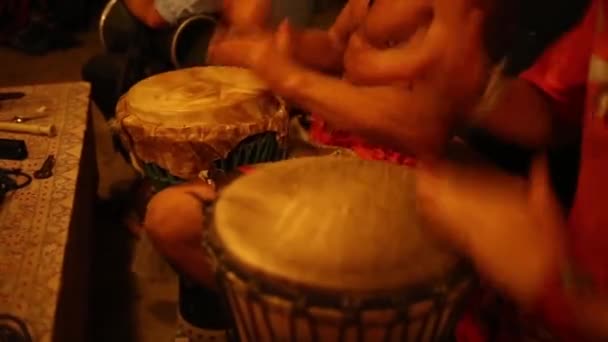 grupo de personas con tambores africanos
 - Metraje, vídeo