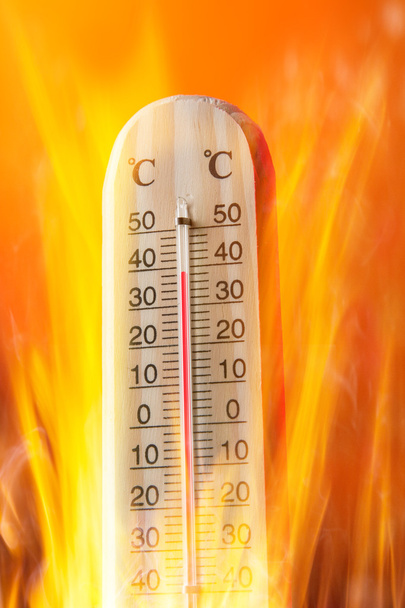 Κελσίου thermomether με τις φλόγες της φωτιάς - Φωτογραφία, εικόνα