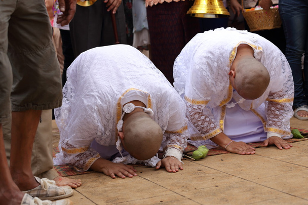 die Ordinationszeremonie des neuen Mönchs - Foto, Bild