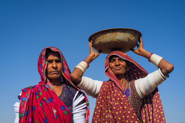 Rabari tribeswomen stand in field - Valokuva, kuva