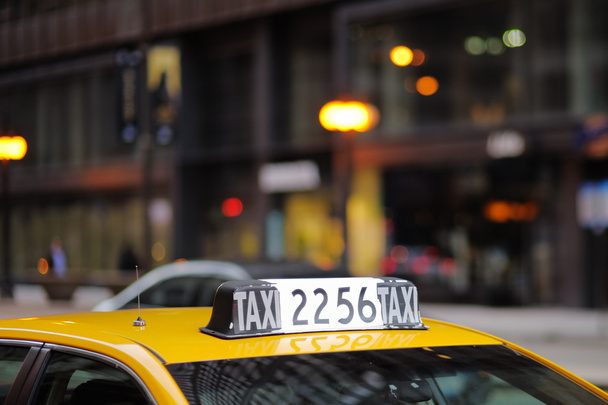 Taxi sign in big city - Foto, imagen